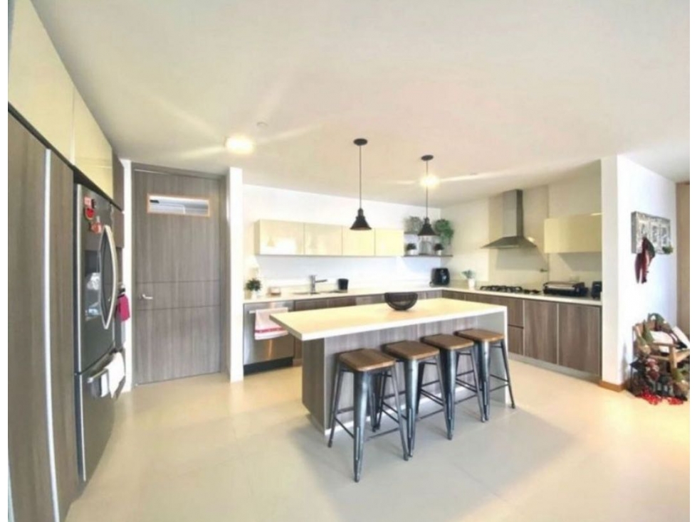 EXCELENTE APARTAMENTO SUPER AMPLIO EN ENVIGDO SECTOR EL ESMERALDAL — foto 2