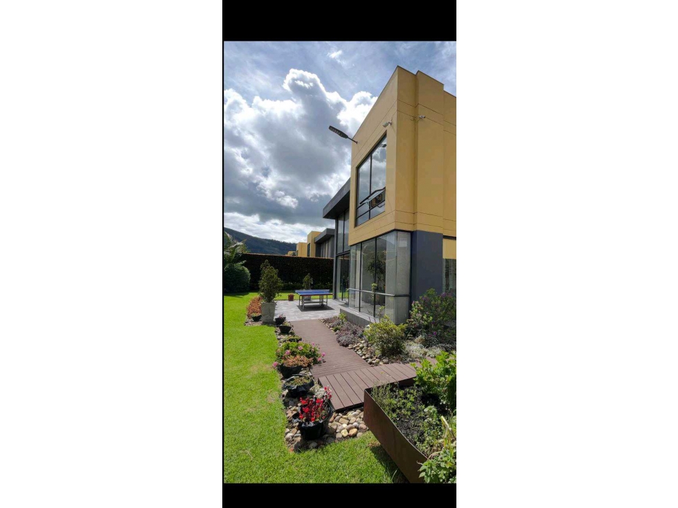 Excelente casa en cota variante dos niveles en club House - 1