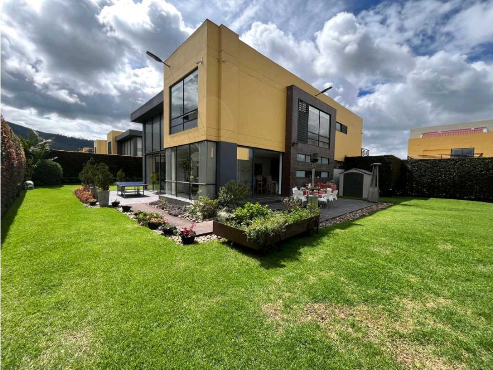 Excelente casa en cota variante dos niveles en club House - 2
