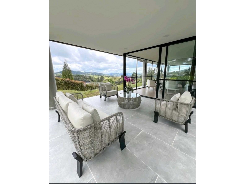 Excelente casa en venta. ALTO DE LAS PALMAS, ANTES DEL PEAJE.