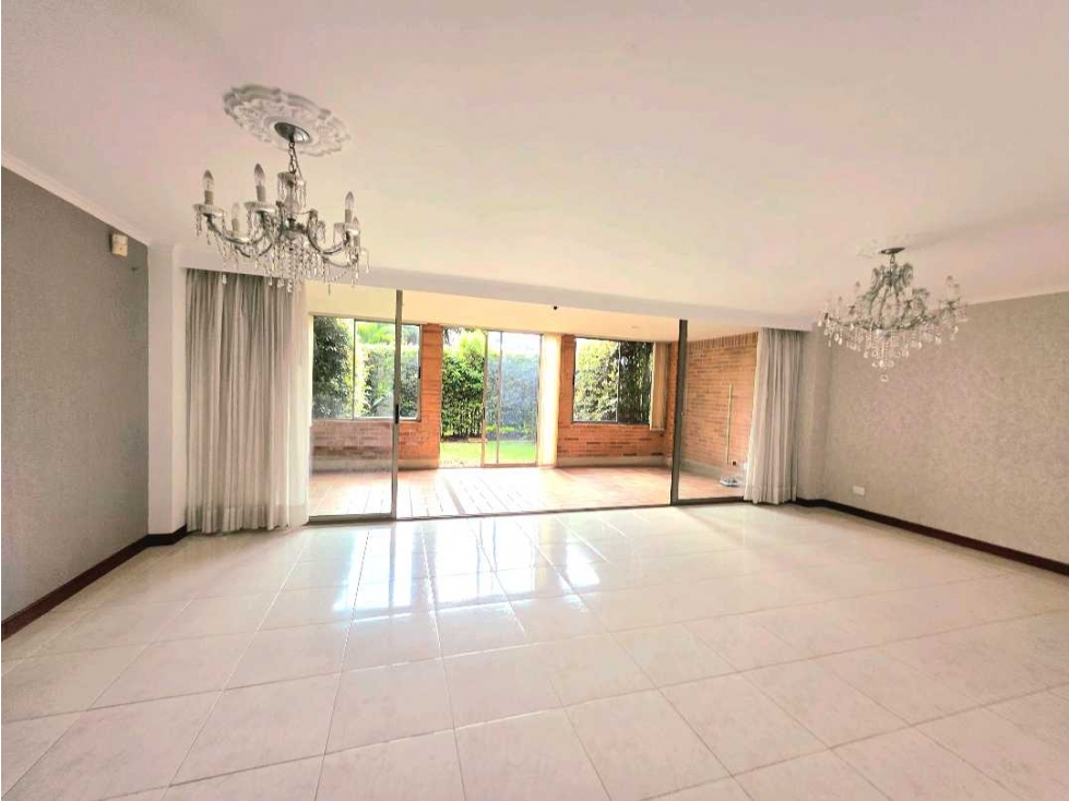 EXCELENTE CASA EN VENTA ENVIGADO BENEDICTINOS CON LA INTERMEDIA