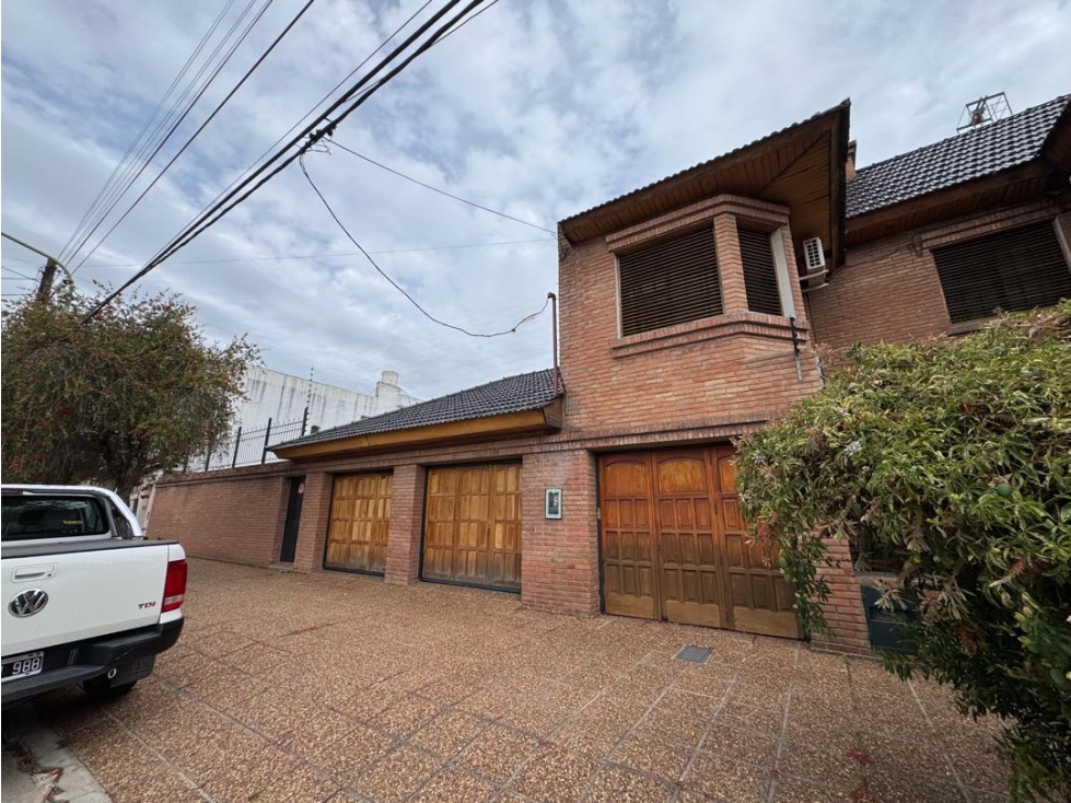 Excelente chalet con amplio patio, piscina y quincho - 2