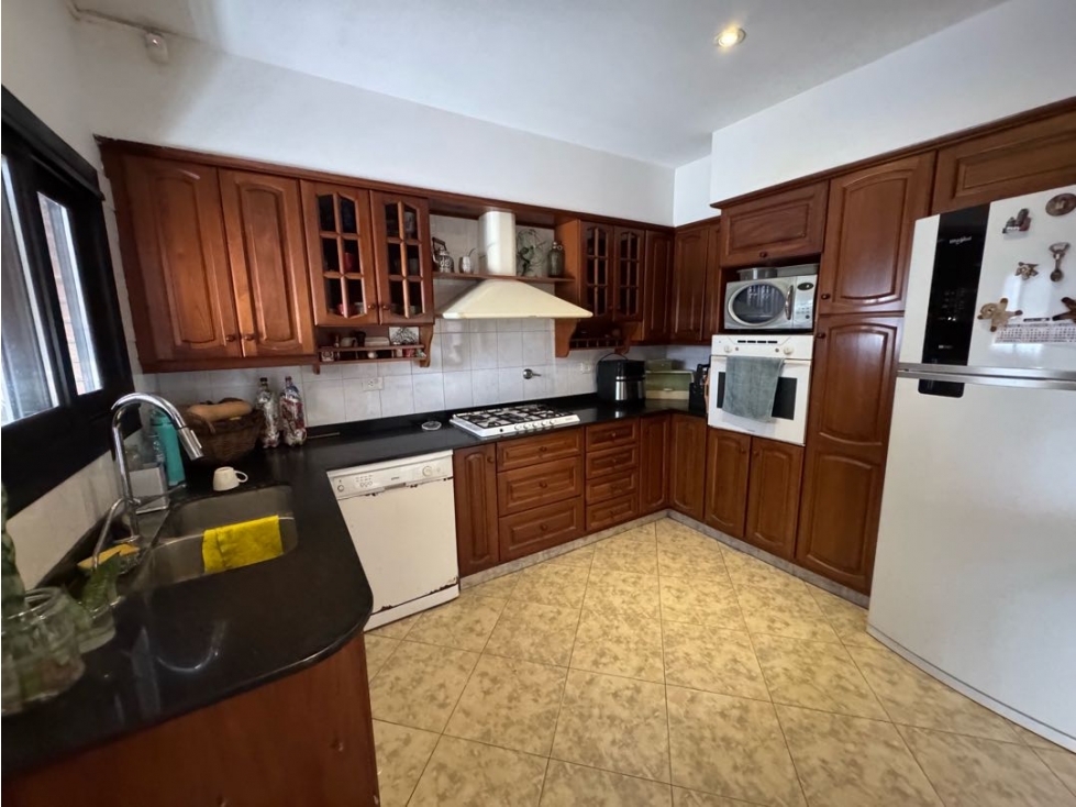 Excelente chalet con amplio patio, piscina y quincho - 5