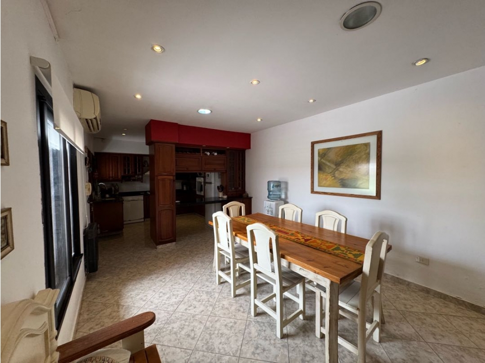 Excelente chalet con amplio patio, piscina y quincho - 6