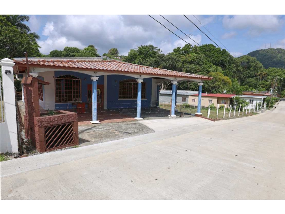 Casa céntrica con terreno grande en Las Lajas Las Cumbres