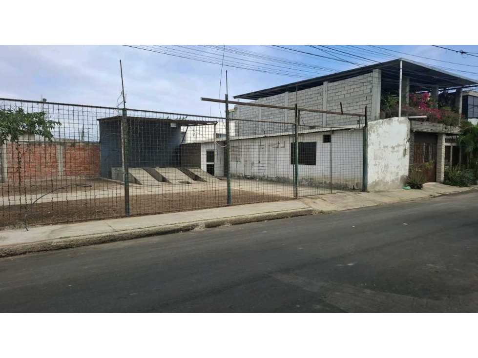 Excelente terreno esquinero en venta cerca de la ULEAM