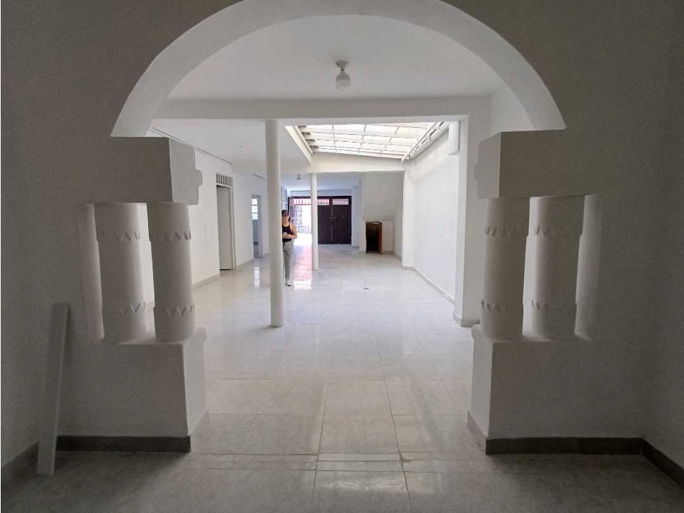 Bello cerca parque. Excelente ubicación. vende todo o por piso. . — foto 6