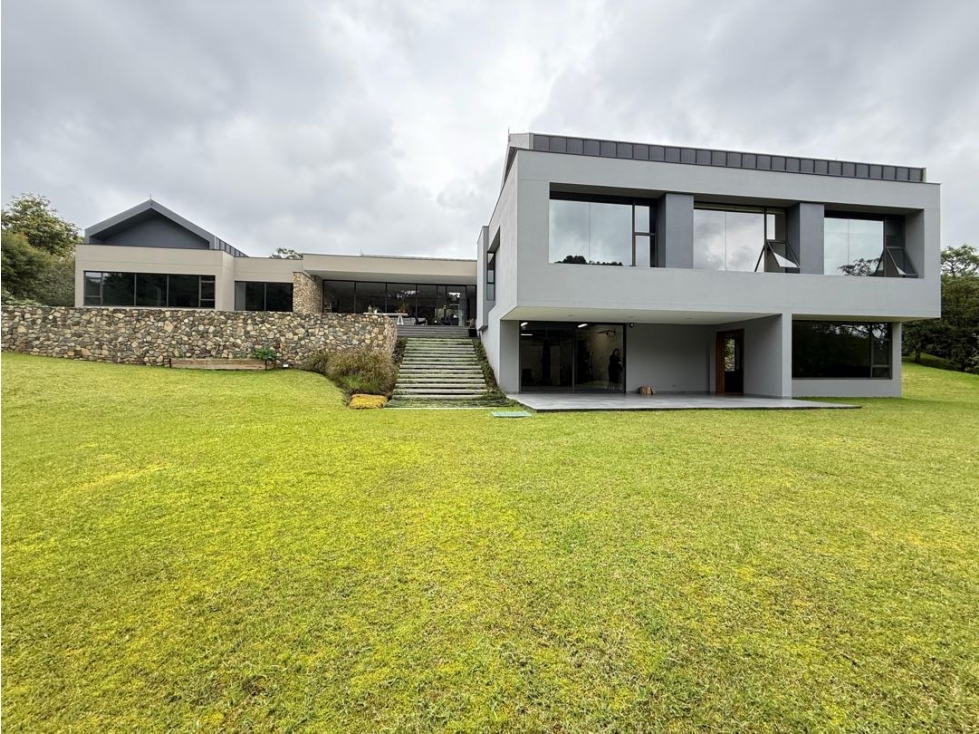 VENTA DE EXCLUSIVA CASA EN EL ALTO DE LAS PALMAS/ LA ACUARELA