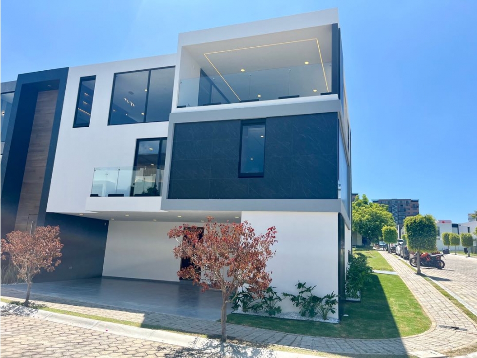 Exclusiva casa en esquina en venta en Lomas de Angelópolis — foto 2