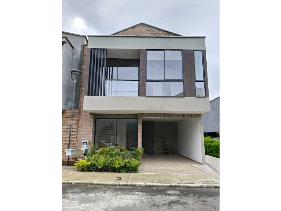ExCLUSIVA CASA EN UNIDAD CERRADA DE LA CEJA EN VENTA