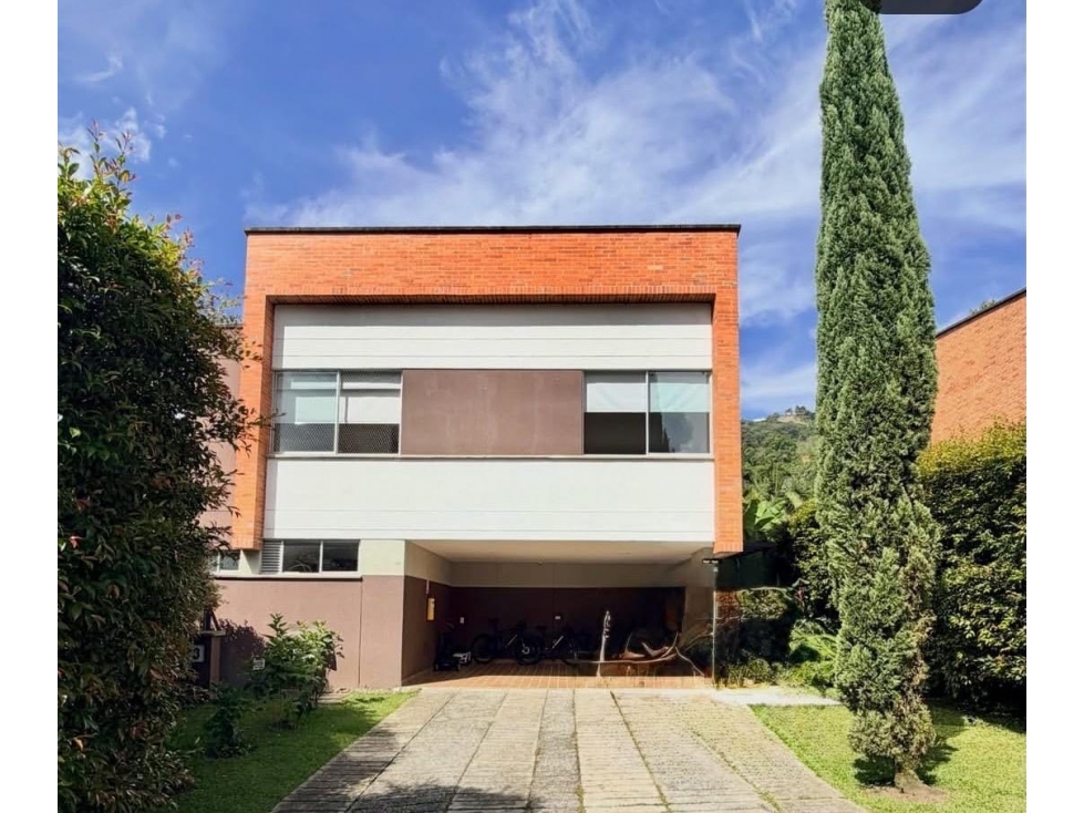 EXCLUSIVA CASA EN VENTA. ENVIGADO. ESCOBERO