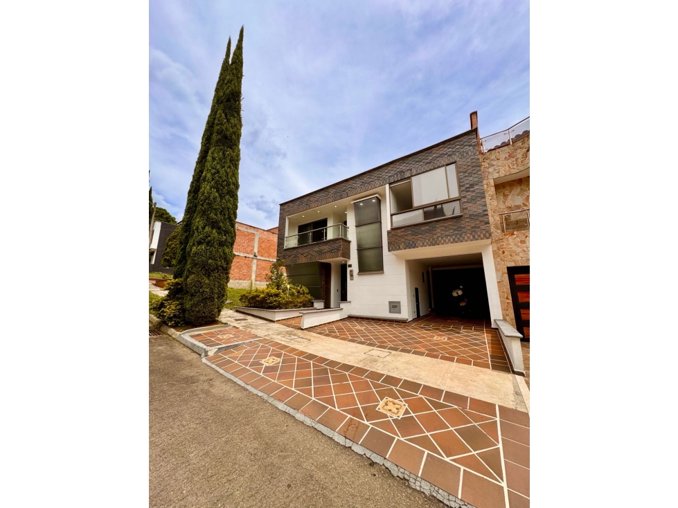 EXCLUSIVA CASA PARA LA VENTA EN SABANETA