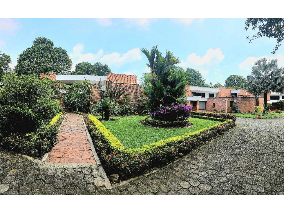 Exclusiva casa en Pance Av. la María en condominio de solo 8