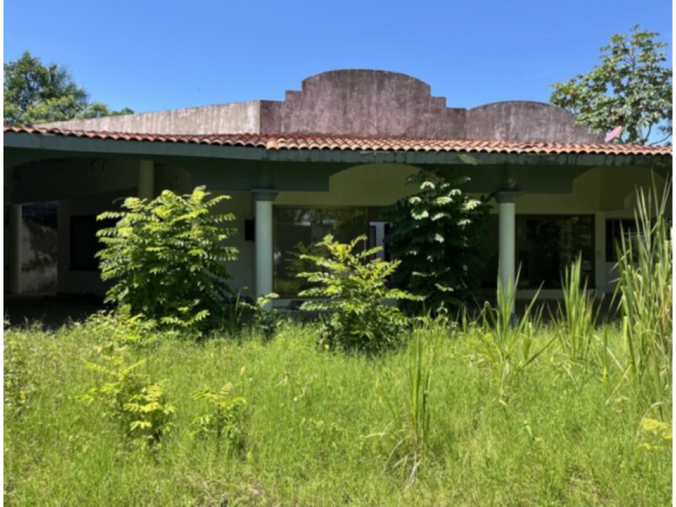 Exclusiva Residencia con Alberca y Gran Jardín en González 1a Secc