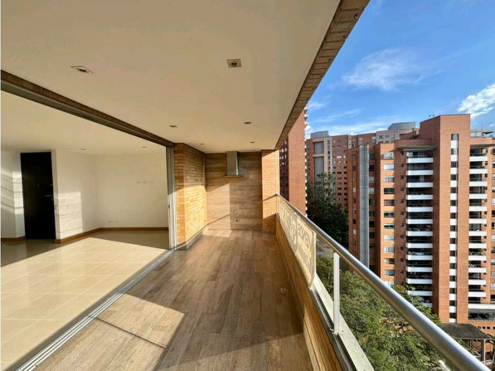 EXCLUSIVO APARTAMENTO REMODELADO CERCA AL TESORO POBLADO
