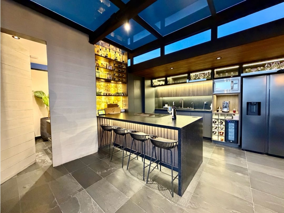 EXCLUSIVO PENTHOUSE REMODELADO EN EL ALTO DE LAS PALMAS (ENVIGADO) — foto 2