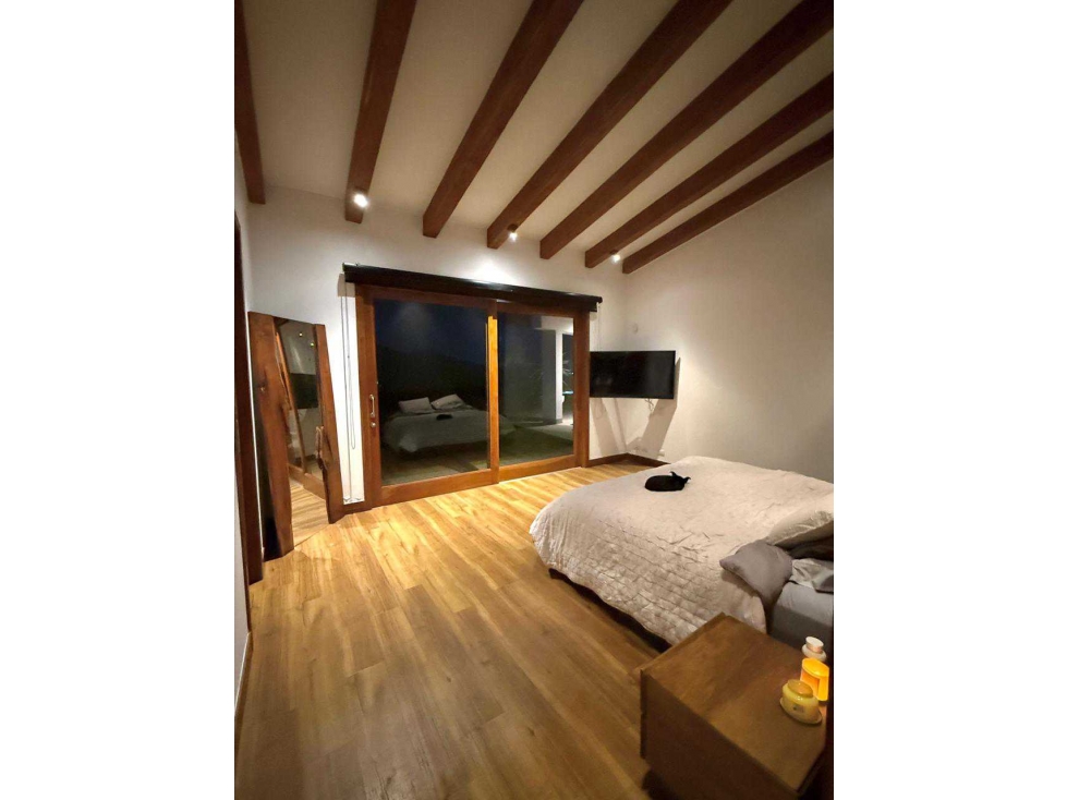 EXTRAORDINARIA CASA EN UN SOLO NIVEL-VISTA INIGUALABLE A LA CIUDAD — foto 2
