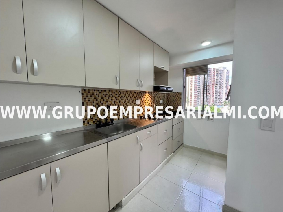 FABULOSO APARTAMENTO EN VENTA - SECTOR LOMA DE LOS BERNAL COD: 33946 — foto 2