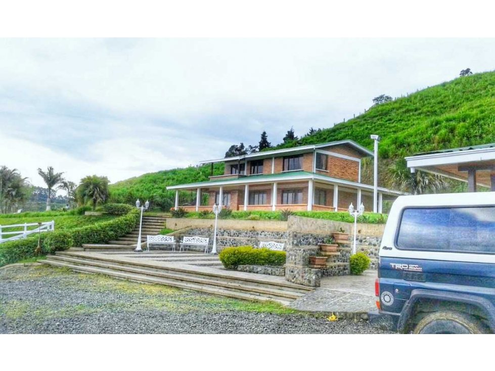 Finca con pesebreras vía Pereira