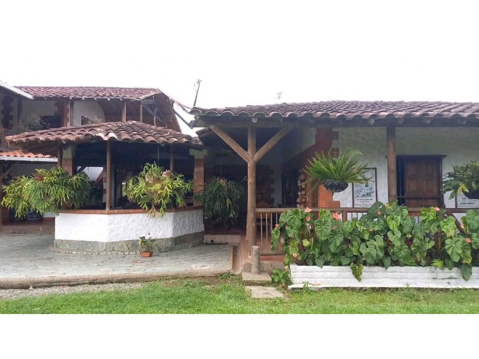 Finca de 12 cuadras. Ubicada entre circasia y montenegro
