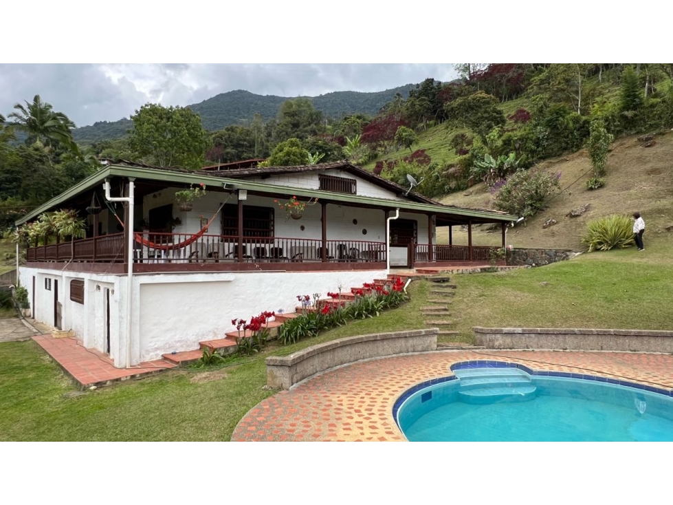 Finca en Girardota con piscina, 4 alcobas, kiosco, BBQ y vista panorám