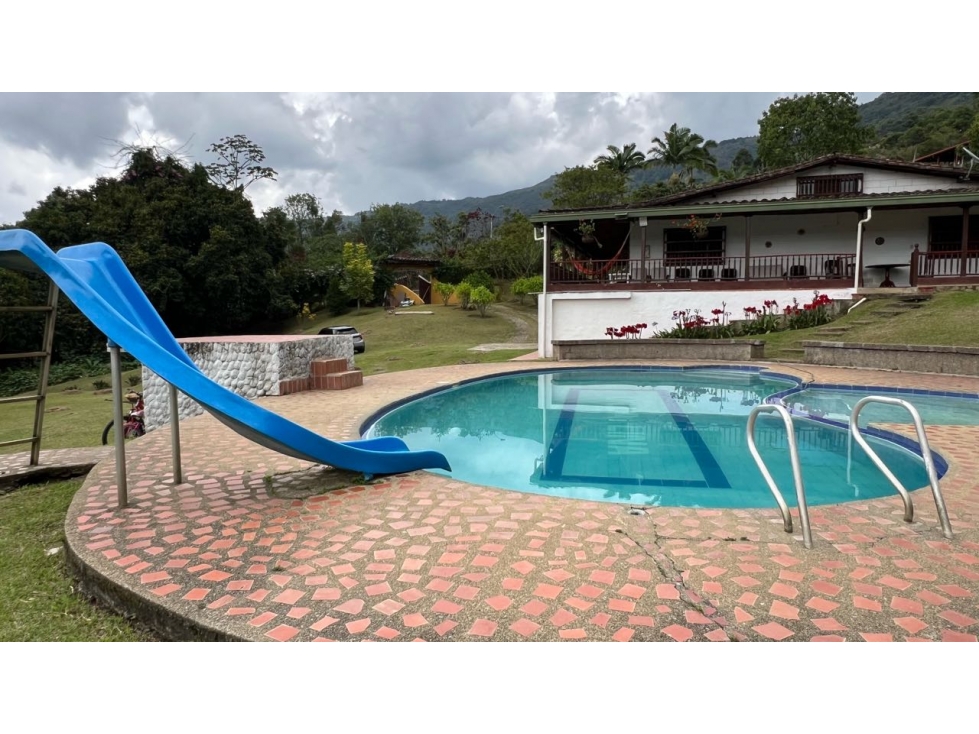 Finca en Girardota con piscina, 4 alcobas, kiosco, BBQ y vista panorám — foto 2