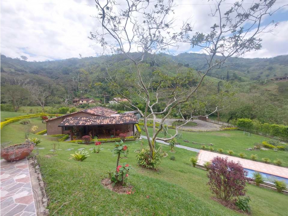 Finca Moderna con Kiosko para 40 Personas en Venta, Girardota