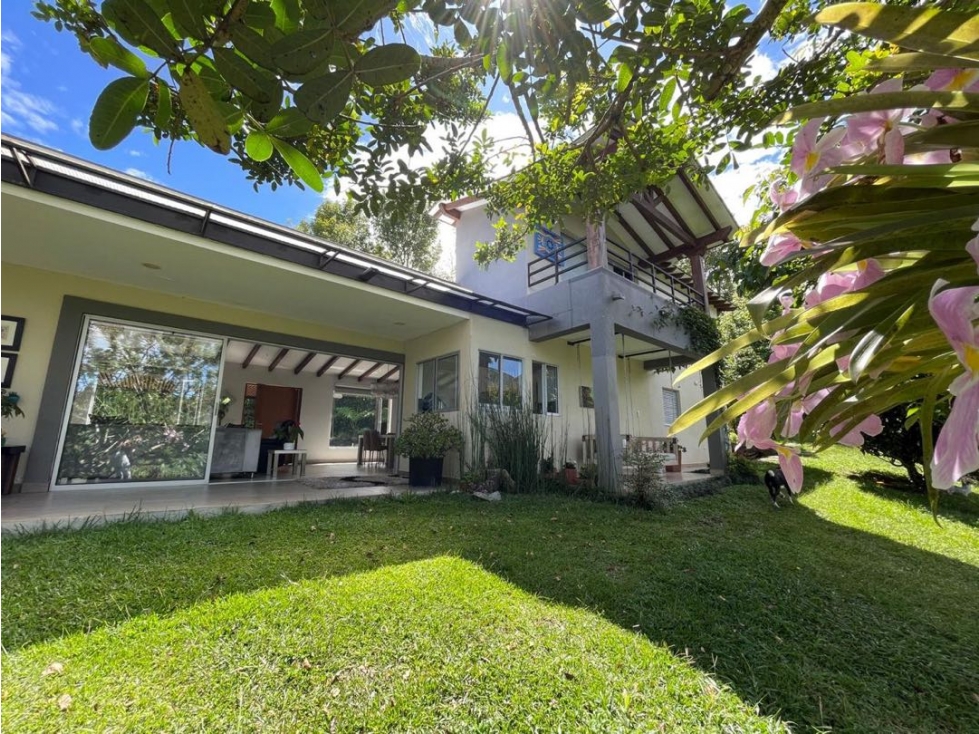 Finca independiente vía el Canadá con 2 casas