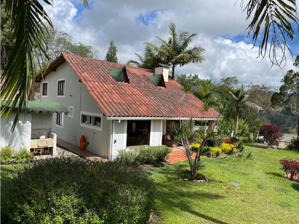 Venta casa campestre en Guarne con lote de 10.000 m²