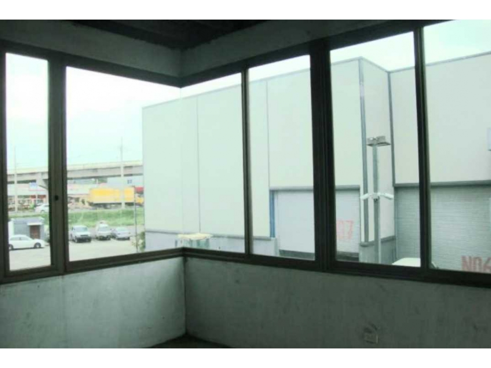 GALERA COMERCIAL CON OFI-DEPOSITO PRECIO POR DEBAJO DEL AVALUO — foto 6