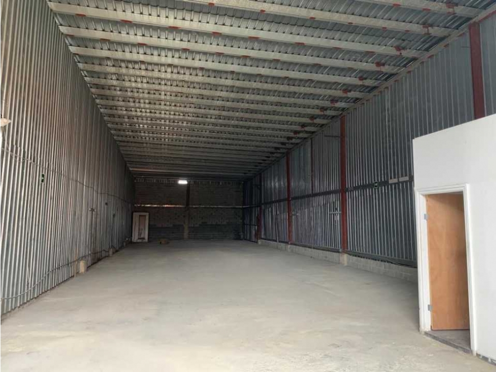 GALERA DE 350 M2 EN LAS MAÑANITAS A ESTRENAR