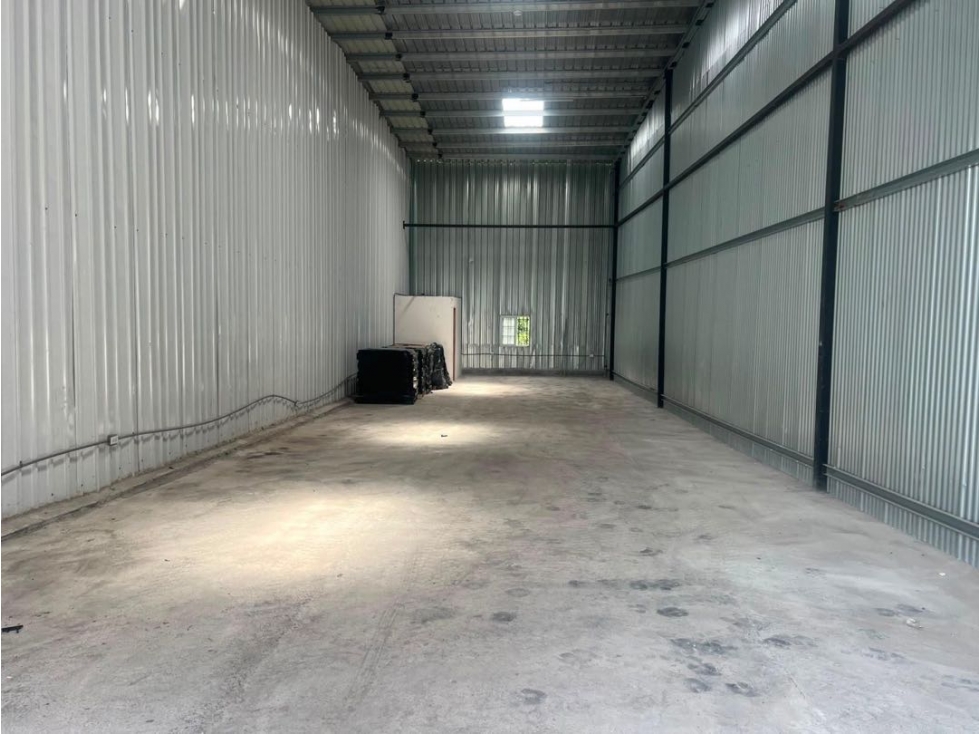 Galera en Las Mañanitas | 200 m² | Alquiler $1,100 - 2