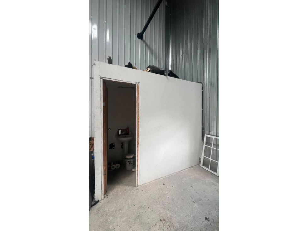 Galera en Las Mañanitas | 200 m² | Alquiler $1,100 - 3