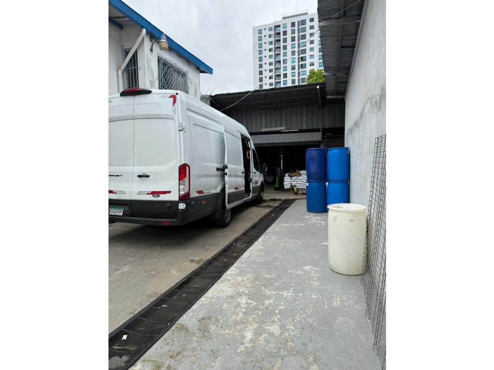 GALERA EN PARQUE LEFEVRE 500M2 A POCOS METROS AVENIDA ERNESTO LEFEVRE — foto 4