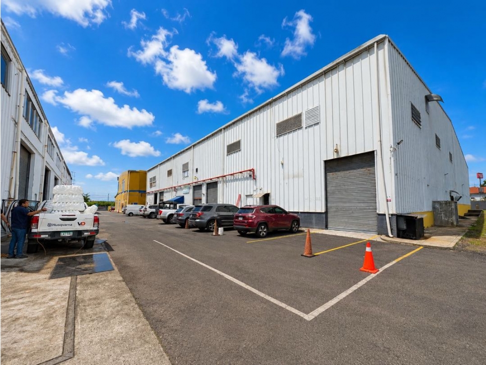 Galera Industrial en Tocumen con Oficinas y Elevador de Carga