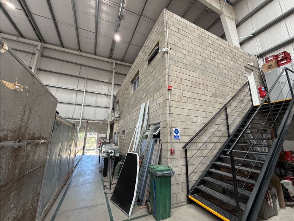 Galpon 970m2 con oficinas en Colectora Sur - 2