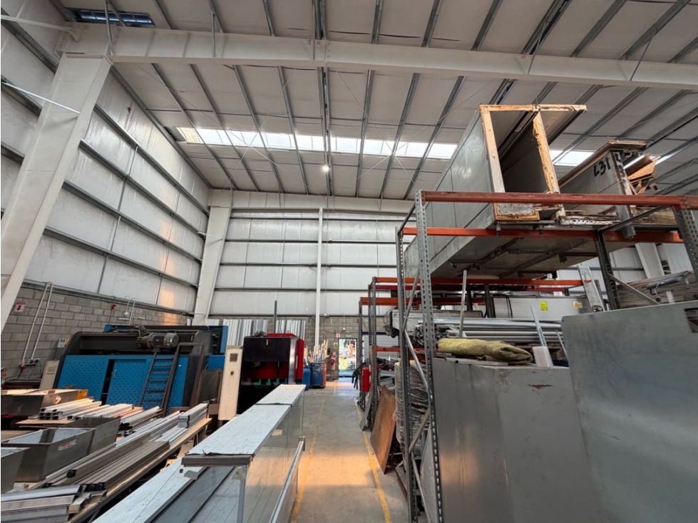 Galpon 970m2 con oficinas en Colectora Sur - 3