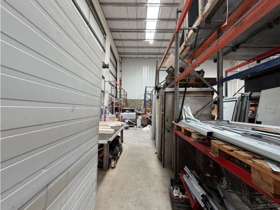 Galpon 970m2 con oficinas en Colectora Sur - 4