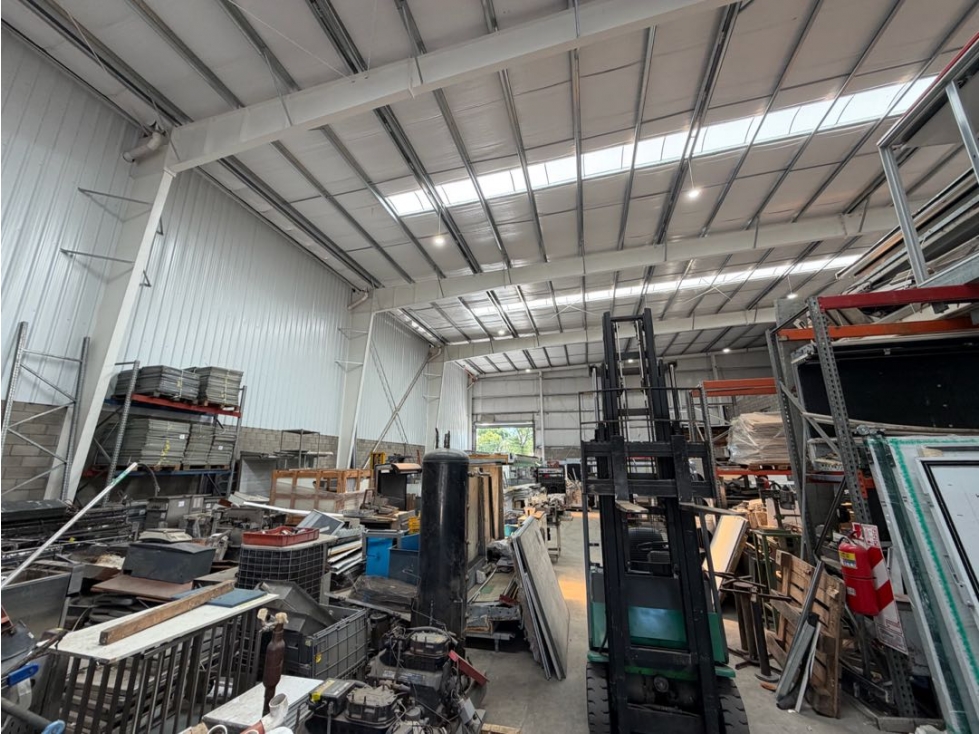 Galpon 970m2 con oficinas en Colectora Sur - 6