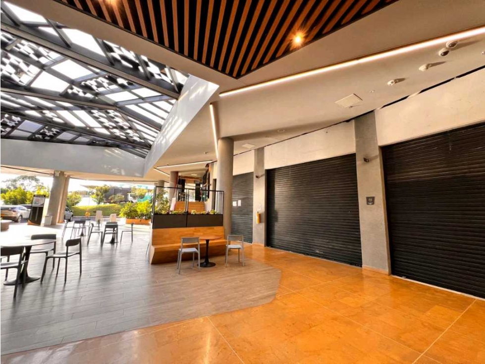 GANGA... LOCAL EN VENTA EN MALL COMERCIAL - Sector Los Colegios. — foto 2