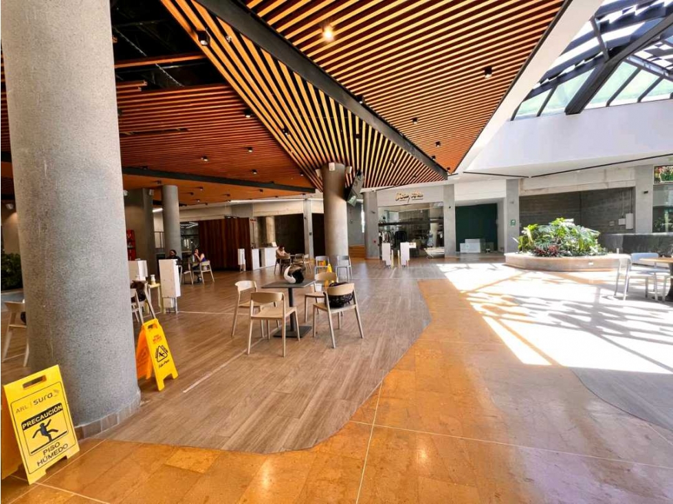 GANGA... LOCAL EN VENTA EN MALL COMERCIAL - Sector Los Colegios. — foto 3