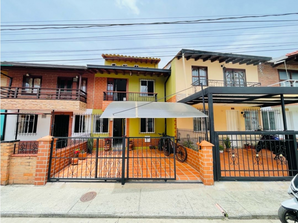 GANGA VENDO CASA CON 2 CELDAS DE PARQUE EN LA CEJA ANT-SECTOR LA CRUZ.