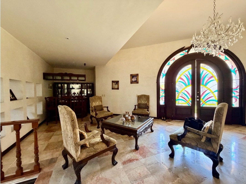 Gran Residencia en esquina en venta/ Cumbres 3er. Sector