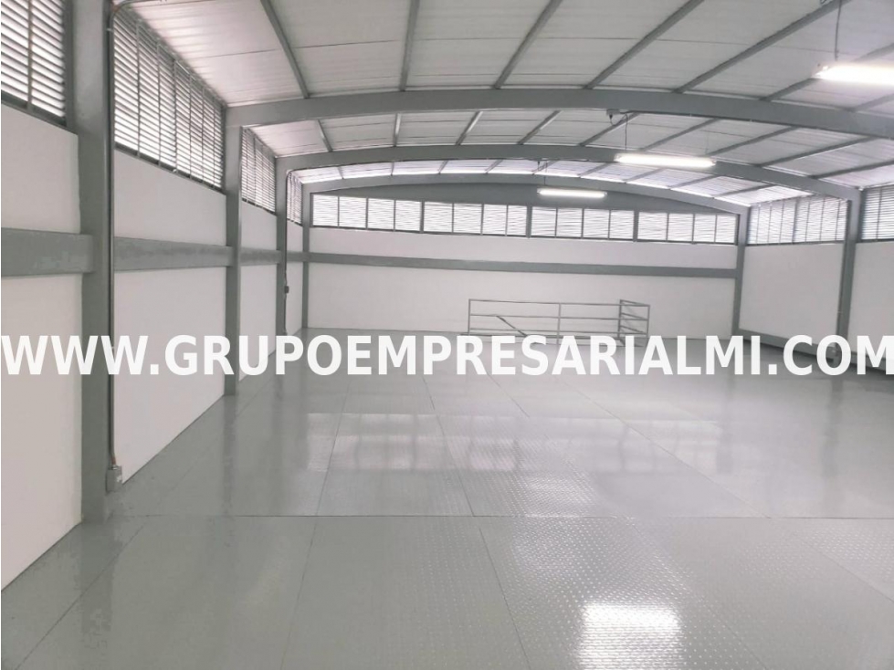 GRANDIOSA BODEGA EN ARRIENDO - SECTOR SANTA MARÍA COD: 31413 - 3