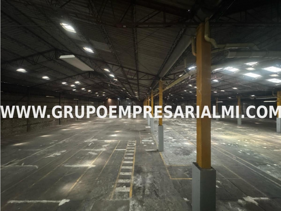 GRANDIOSA BODEGA EN ARRIENDO - SECTOR MAYORCA COD: 33085 - 4