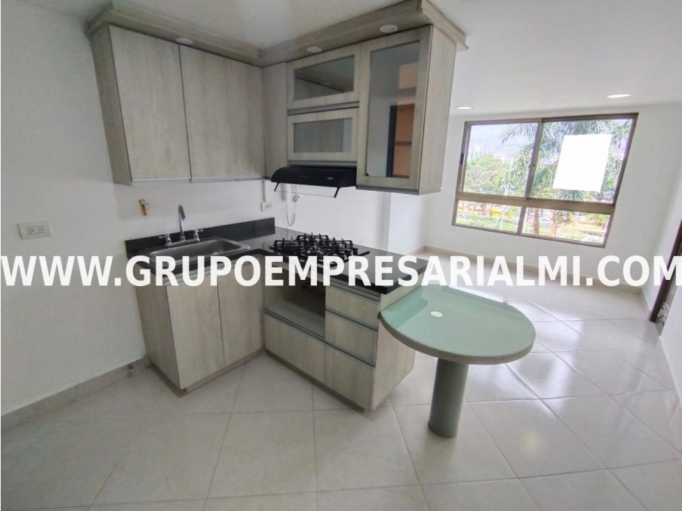 GRANDIOSO APARTAMENTO EN ARRIENDO - SECTOR LAURELES COD: 31097 — foto 2