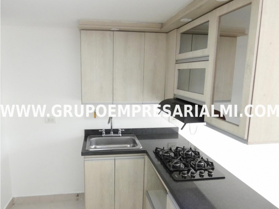 GRANDIOSO APARTAMENTO EN ARRIENDO - SECTOR LAURELES COD: 31097 — foto 3
