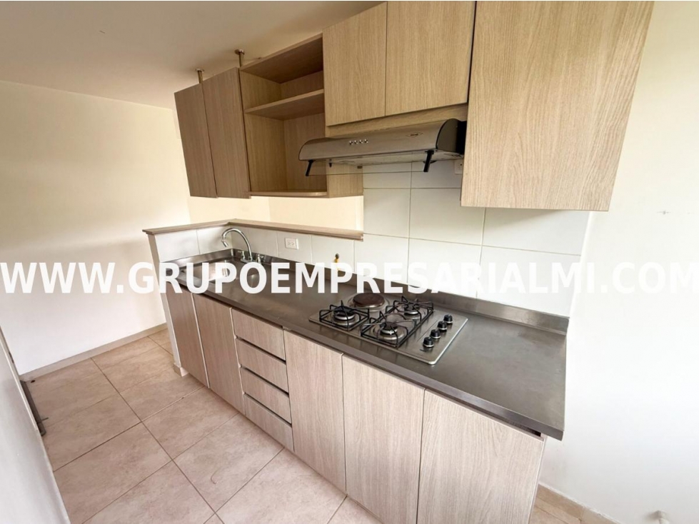 GRANDIOSO APARTAMENTO EN ARRIENDO - SECTOR LOMA DEL BARRO COD: 8730 — foto 3