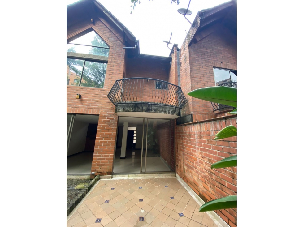 CASA SURAMERICA CERCA MALL CON JARDÍN INTERNO UNIDAD MUY TRANQUILA