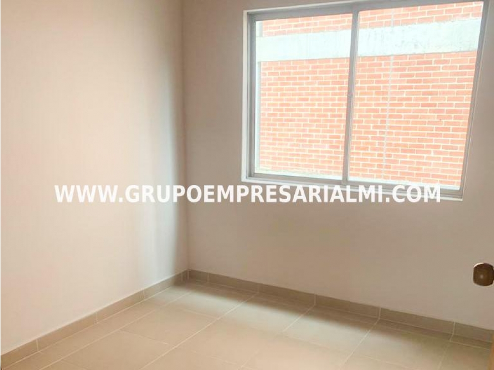 HERMOSA CASA BIFAMILIAR EN VENTA - SECTOR LOS ALCÁZARES COD: 33257